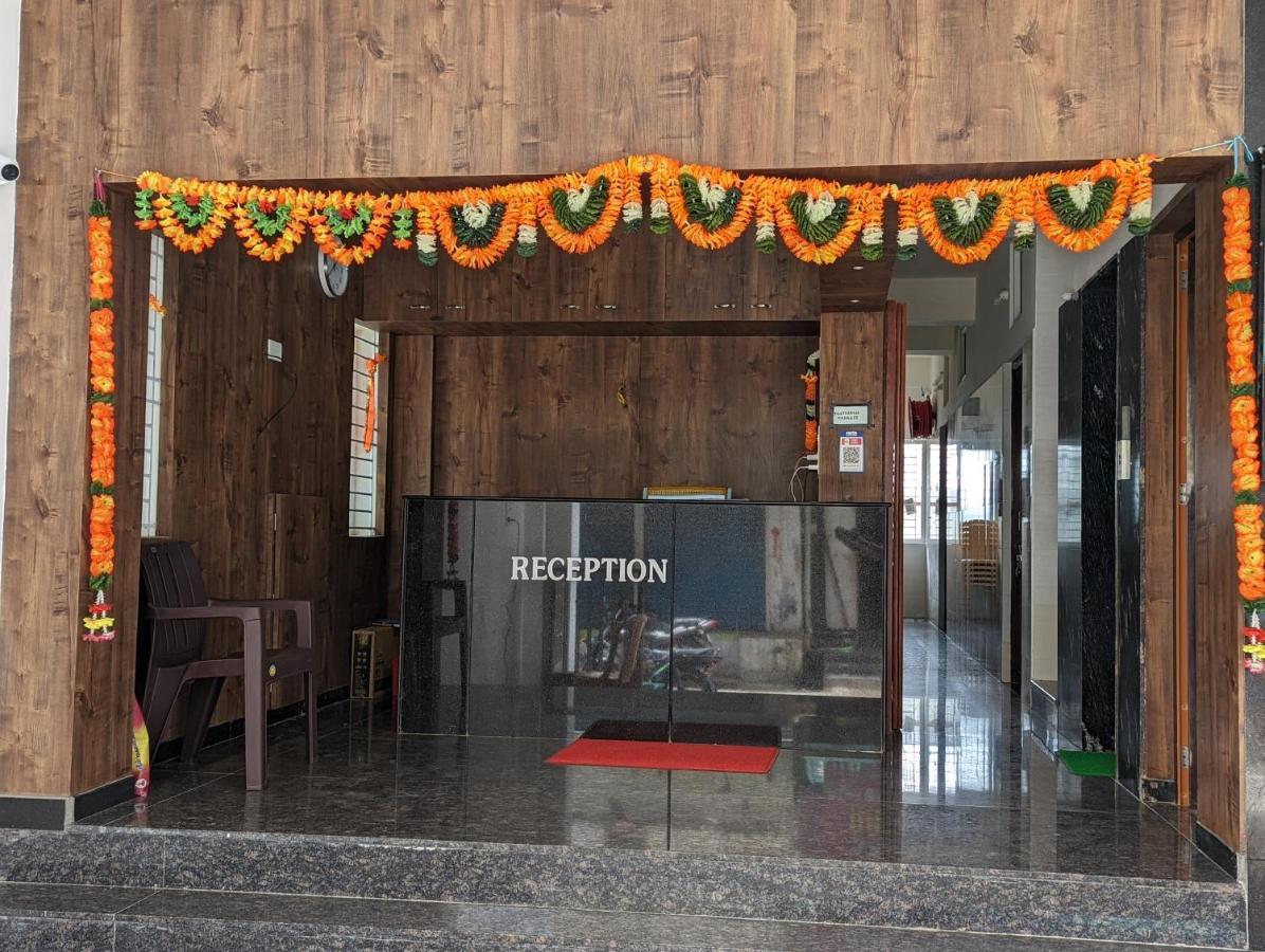 Lakshmi Paradise Lodge A/C Поллачі Екстер'єр фото